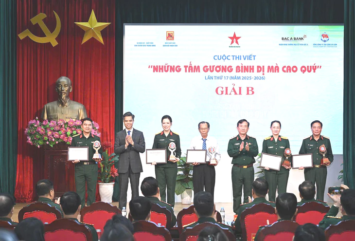 Bác sĩ Trần Văn Bản và nhà giáo Lê Bá Khánh Trình là ‘tấm gương bình dị mà cao quý’ - Ảnh 1.