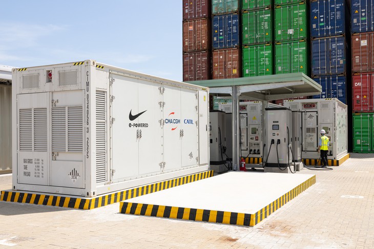Hãng tàu lớn thứ ba trên thế giới đưa xà lan điện đầu tiên vào vận tải container tại Việt Nam - Ảnh 2.