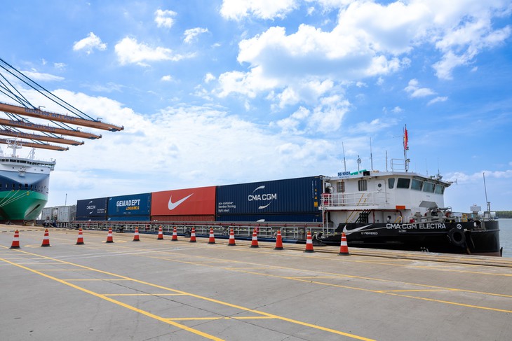 Hãng tàu lớn thứ ba trên thế giới đưa xà lan điện đầu tiên vào vận tải container tại Việt Nam - Ảnh 1.