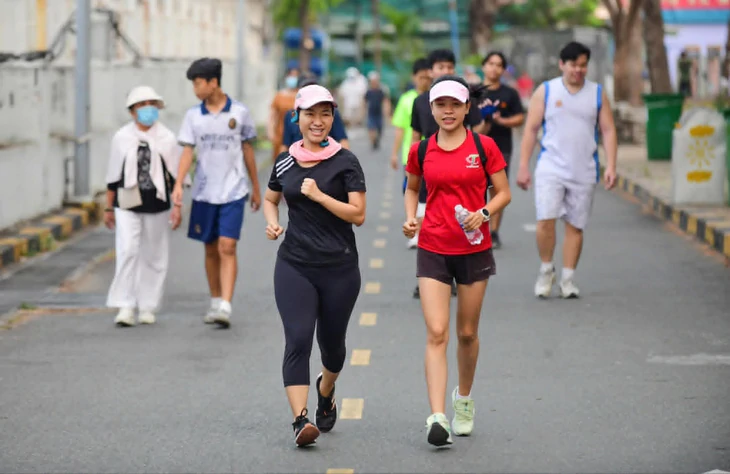 TP.HCM tổ chức đi bộ hưởng ứng Ngày Pháp luật Việt Nam - Ảnh 1.