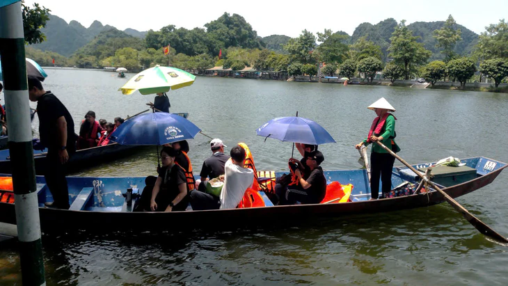Những phụ nữ lái đò ở chùa Hương - Ảnh 1.