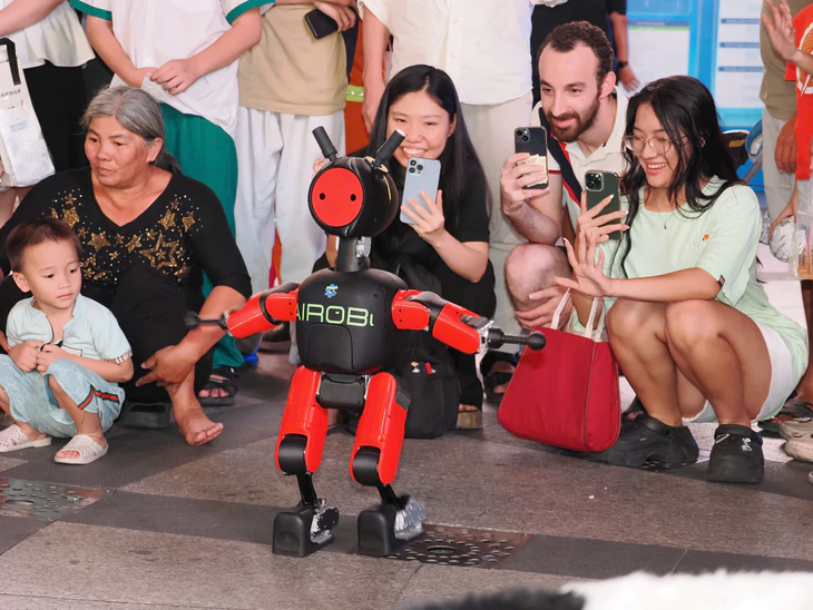Từ robot nhảy múa, pha cà phê trên phố Nguyễn Huệ đến bài toán làm chủ công nghệ - Ảnh 1.