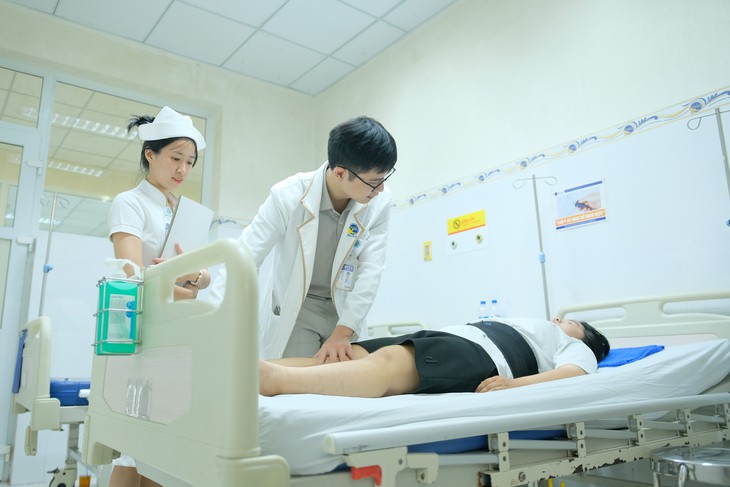 Bé gái 13 tuổi thoát vị đĩa đệm nặng, đau đến yếu chân: Bác sĩ cảnh báo gì? - Ảnh 1.