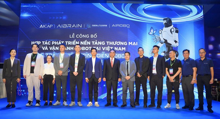 Từ robot nhảy múa, pha cà phê trên phố Nguyễn Huệ đến bài toán làm chủ công nghệ - Ảnh 2.