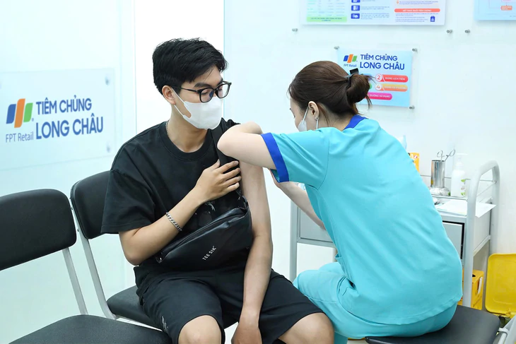 Nam thanh niên khỏe mạnh sốc sốt xuất huyết phải thở máy: Bác sĩ khuyến cáo không chủ quan - Ảnh 2.