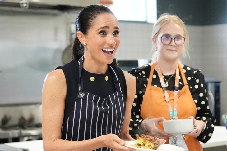 Meghan Markle bị phản đối làm MC 'Siêu đầu bếp nhí' giữa bê bối gia đình - Ảnh 4.