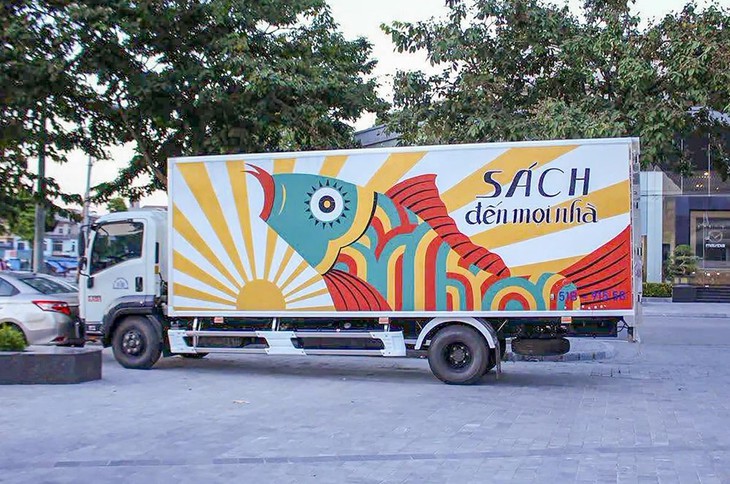 Truyền thông quốc tế nói gì khi ông chủ nhà sách Cá Chép đi bán dạo? - Ảnh 2.