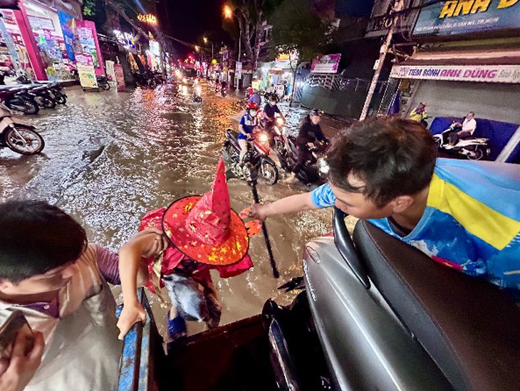 ‘Bốn chàng lính ngự lâm’ lái xe ba gác cứu người giữa biển nước triều cường - Ảnh 2.