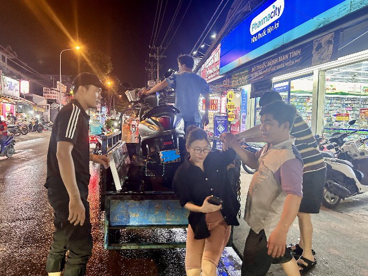 ‘Bốn chàng lính ngự lâm’ lái xe ba gác cứu người giữa biển nước triều cường - Ảnh 3.