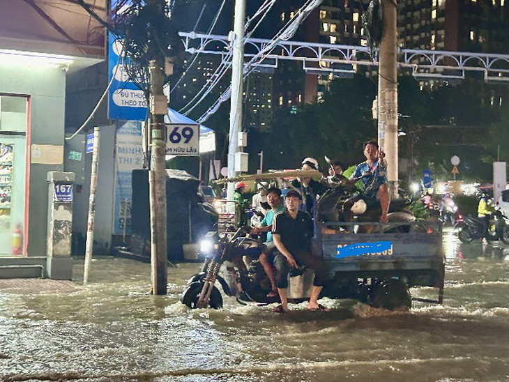 ‘Bốn chàng lính ngự lâm’ lái xe ba gác cứu người giữa biển nước triều cường - Ảnh 4.