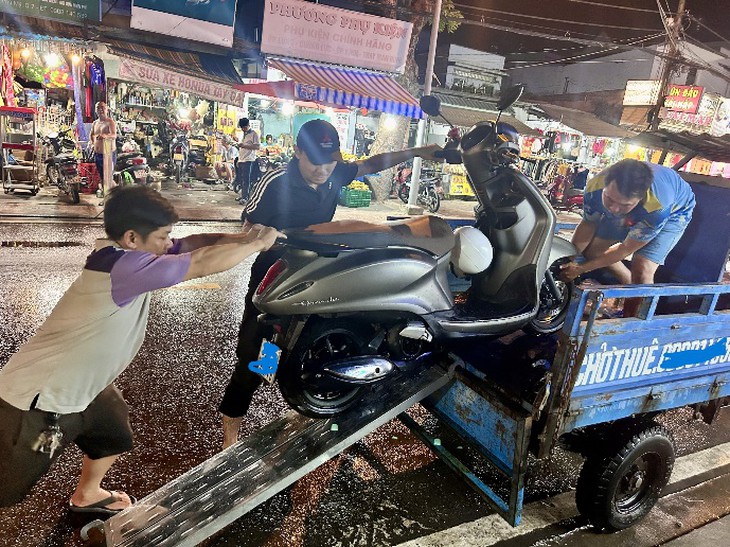 ‘Bốn chàng lính ngự lâm’ lái xe ba gác cứu người giữa biển nước triều cường - Ảnh 5.