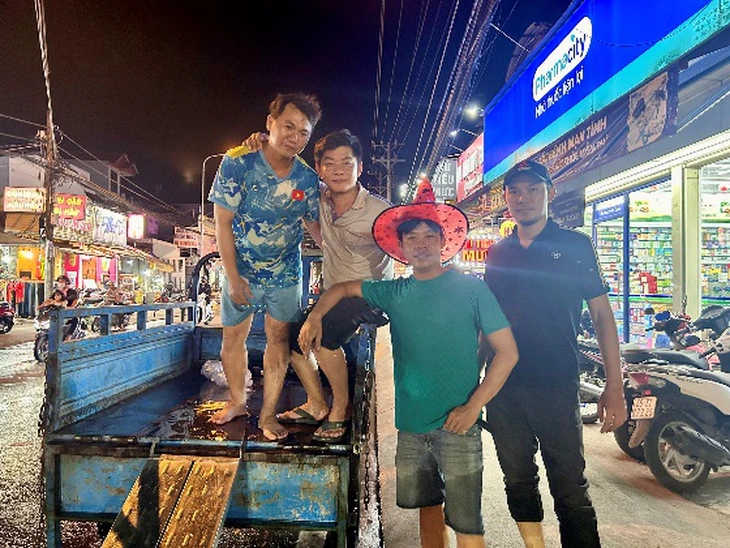 ‘Bốn chàng lính ngự lâm’ lái xe ba gác cứu người giữa biển nước triều cường - Ảnh 1.