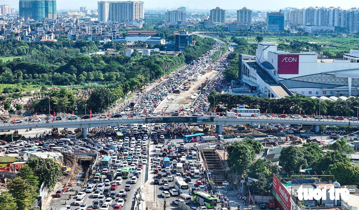 Hà Nội rào chắn làn sát vỉa hè đường Cổ Linh để thi công dự án trên cao nối cao tốc - Ảnh 2.
