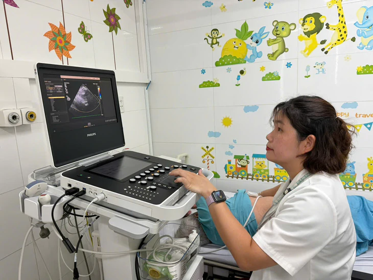 Thay van động mạch chủ qua đường ống thông cứu sống cụ bà 89 tuổi có van nhân tạo bị thoái hóa - Ảnh 1.