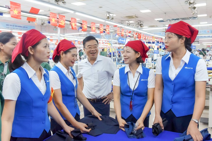 Nữ công nhân dùng máy lập trình cắt laser để tăng năng suất chuyền may - Ảnh 2.