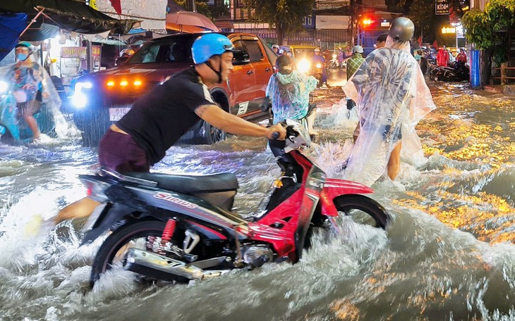 Lý do nhiều nơi ở TP.HCM ngập sâu, lâu rút sau mưa mấy ngày qua - Ảnh 3.