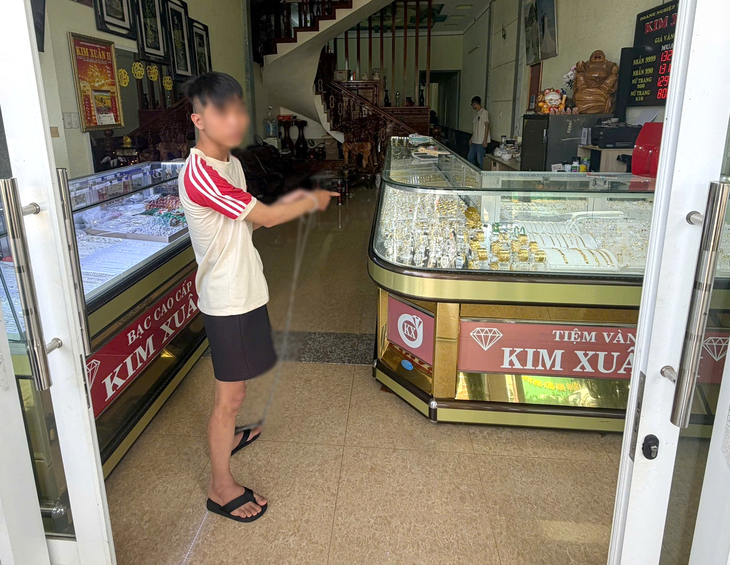 Bắt thanh niên cướp tiệm vàng ở D'Ran sau 5 giờ truy xét - Ảnh 2.