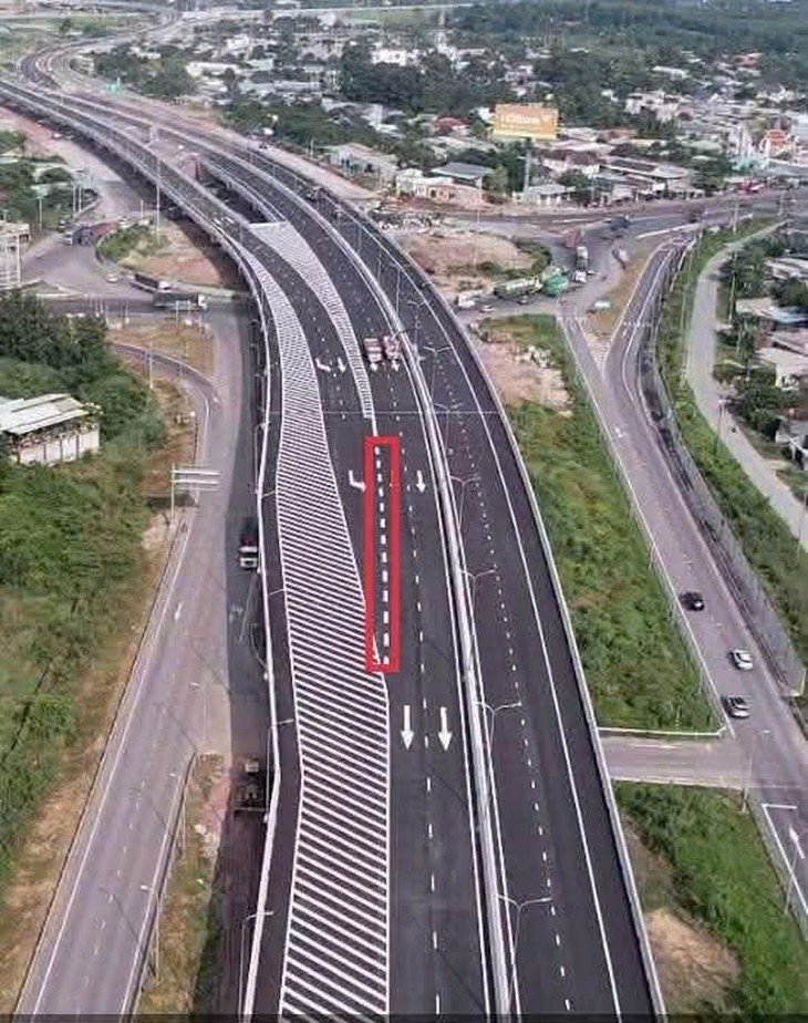 Vì sao đoạn nối cao tốc Bến Lức - Long Thành xuất hiện vạch xương cá "khổ lớn" - Ảnh 1.