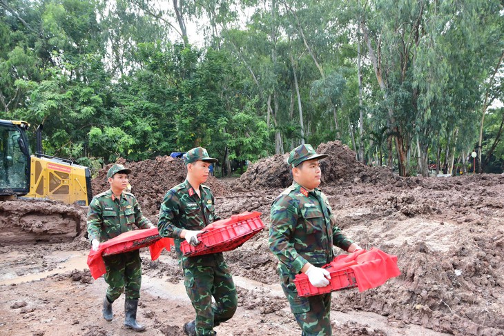 Ngày cuối tuần 3-10, xử lý 550m³ đất tìm thấy thêm 8 bộ hài cốt liệt sĩ ở công viên Lê Thị Riêng - Ảnh 3.