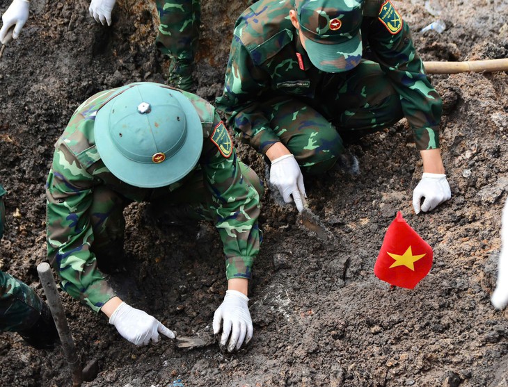 Ngày cuối tuần 3-10, xử lý 550m³ đất tìm thấy thêm 8 bộ hài cốt liệt sĩ ở công viên Lê Thị Riêng - Ảnh 2.