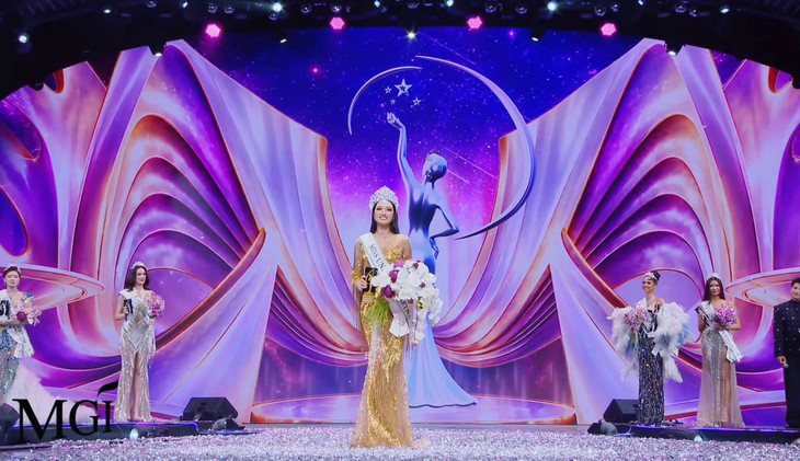 Vì sao câu trả lời 'dạy phụ nữ catwalk' của tân Hoa hậu Quỳnh Anh gây tranh luận? - Ảnh 2.