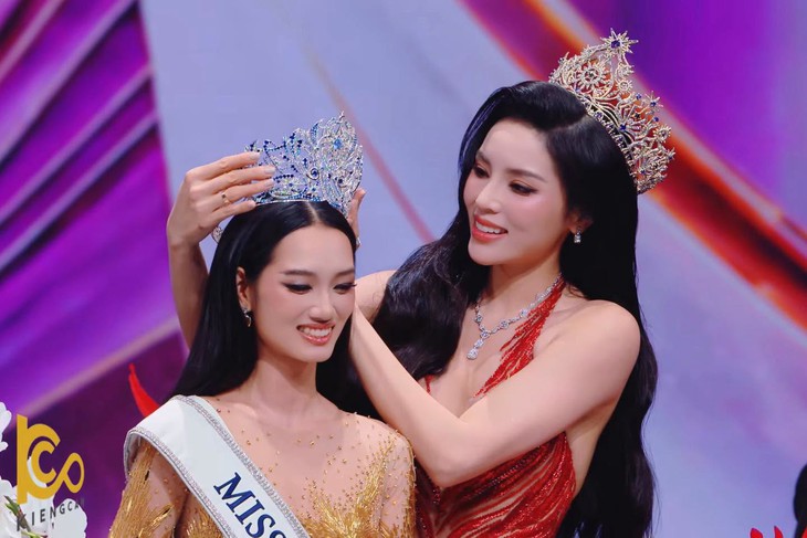 Vì sao câu trả lời 'dạy phụ nữ catwalk' của tân Hoa hậu Quỳnh Anh gây tranh luận? - Ảnh 1.