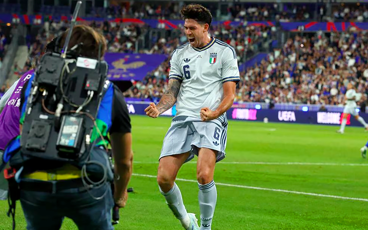 Olise nhận bão chỉ trích sau hành vi không fair-play - Ảnh 4.