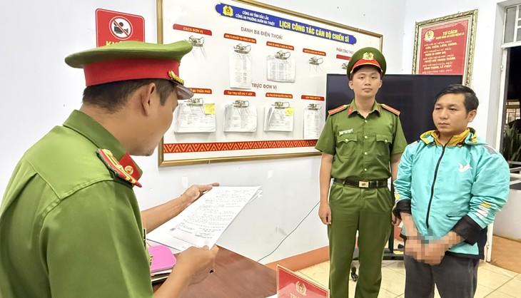 Bắt 2 người lừa giúp vay vốn ngân hàng để chiếm đoạt tiền - Ảnh 1.
