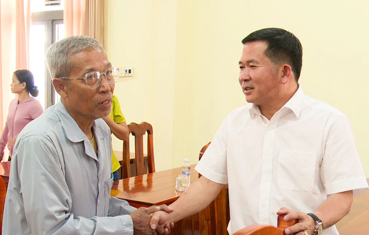 Ông Đinh Văn Nơi và lãnh đạo đặc khu Phú Quốc cung cấp số điện thoại để dân gửi phản ánh - Ảnh 1.
