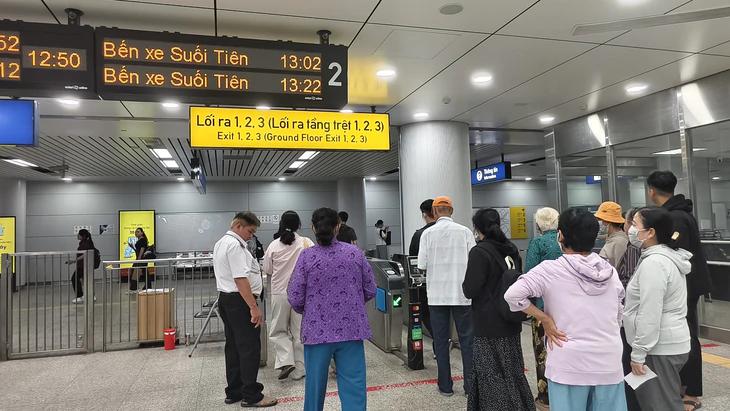 Bí kíp 'giải mã' 6 cửa ra ga Bến Thành cho du khách khi đi metro số 1 - Ảnh 2.