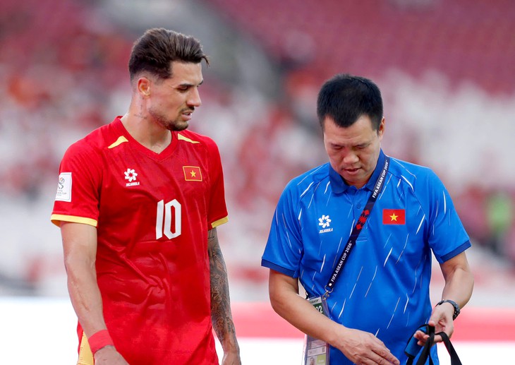 Việt Anh và Hoàng Hên nguy cơ lỡ trận tuyển Việt Nam đấu Malaysia - Ảnh 1.