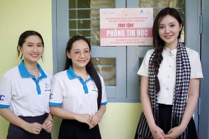 Á hậu Khánh Như trao laptop cho học sinh - Ảnh 3.