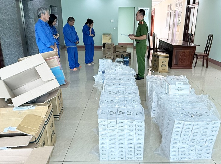 Mua thuốc lá lậu về bán, 4 người một gia đình Đắk Lắk bị khởi tố - Ảnh 4.