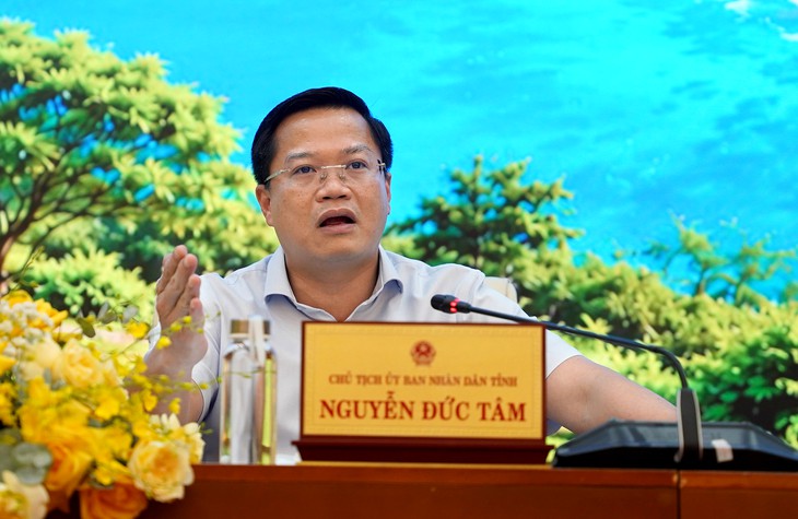 Dự họp muộn, tự ý rời điểm cầu, 17 chủ tịch xã ở Quảng Ngãi bị phê bình - Ảnh 2.