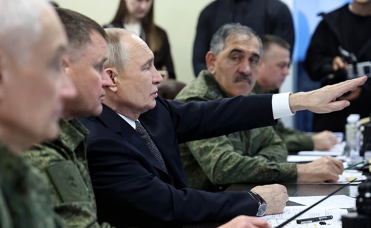 Ông Putin thị sát tập trận 47.000 quân sau cảnh báo hạt nhân với NATO, 7 nước tham gia - Ảnh 2.