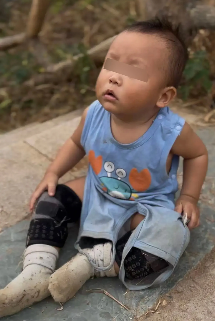 Bé trai 9 tháng tuổi đã được cho đi leo núi, cha mẹ tiết lộ lý do bất ngờ - Ảnh 2.