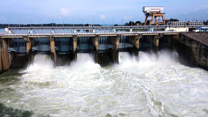 Thủy điện Trị An mở 6 cửa xả, lượng nước xuống hạ du cao nhất 1.715m³/s - Ảnh 1.