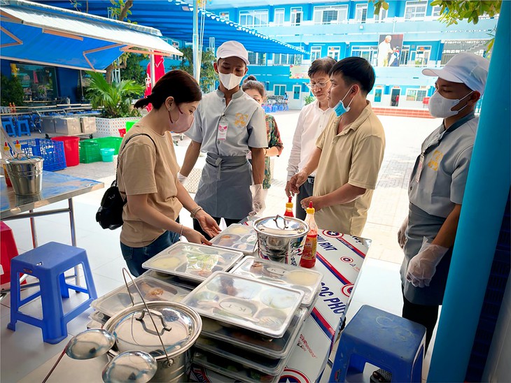 Trường ở TP.HCM mời phụ huynh kiểm tra đột xuất bữa ăn bán trú, công khai số hiệu trưởng - Ảnh 2.