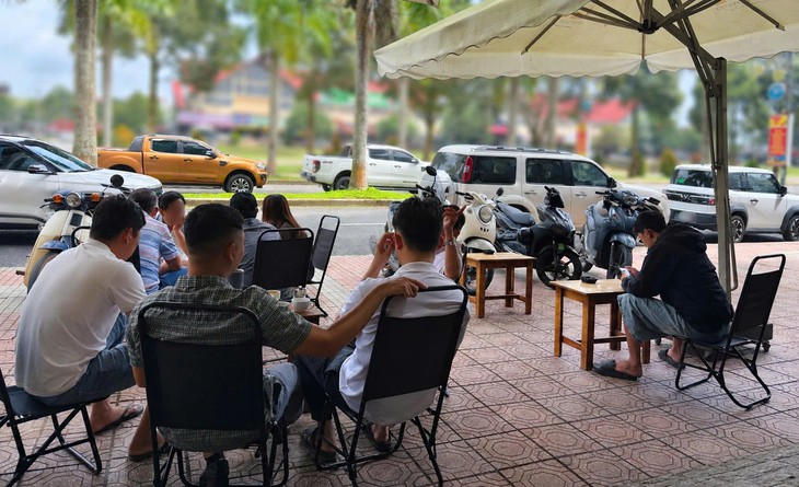 Đến công ty điểm danh rồi đi ăn sáng, uống cà phê - Ảnh 1.
