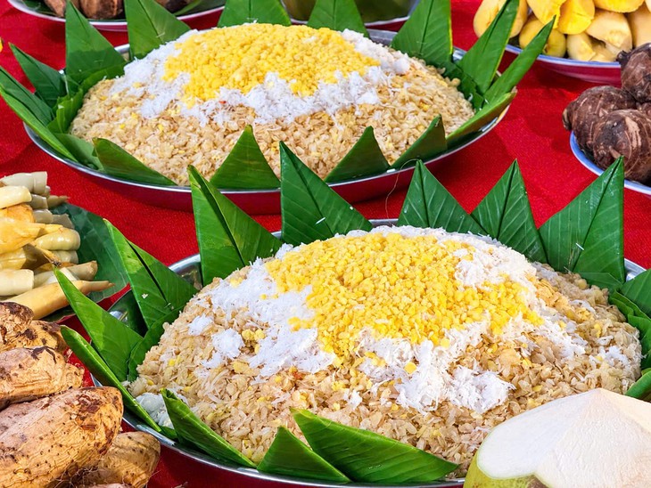 Người dân Khmer Nam bộ cúng gì trong đêm Lễ hội Óoc Om Bóc? - Ảnh 1.
