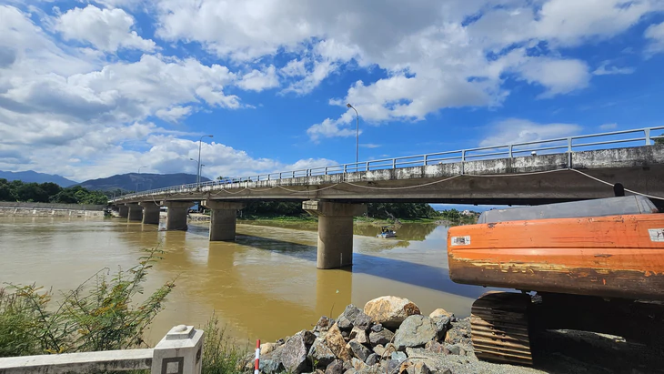 Kết quả kiểm tra đập ngăn mặn vừa vận hành đã gây ngập nhà, ruộng lúa dân - Ảnh 2.