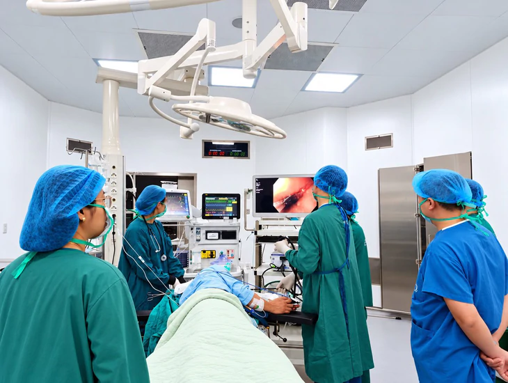 Đau họng sau bữa ăn, bất ngờ phát hiện nuốt phải lưỡi dao lam - Ảnh 2.