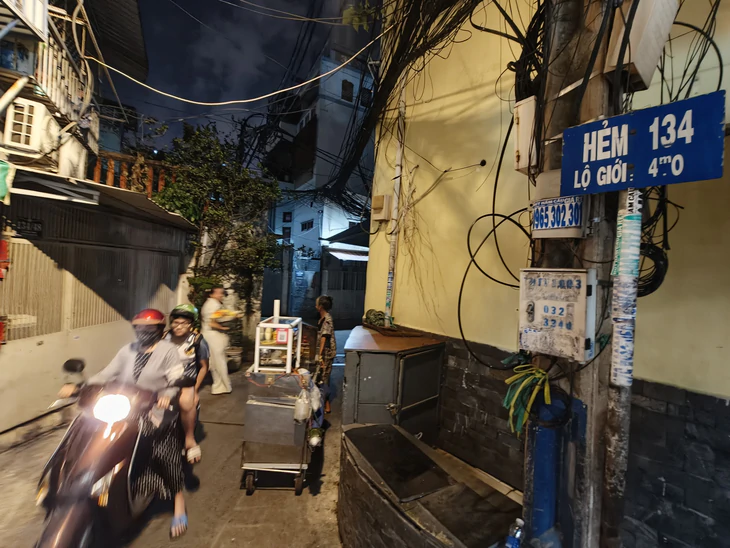 Cảnh sát phòng cháy chữa cháy diễn tập cứu người trong hẻm nhỏ nhiều khúc cua vào buổi tối ở TP.HCM - Ảnh 7.