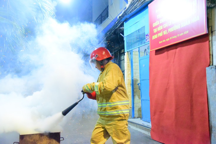 Cảnh sát phòng cháy chữa cháy diễn tập cứu người trong hẻm nhỏ nhiều khúc cua vào buổi tối ở TP.HCM - Ảnh 4.