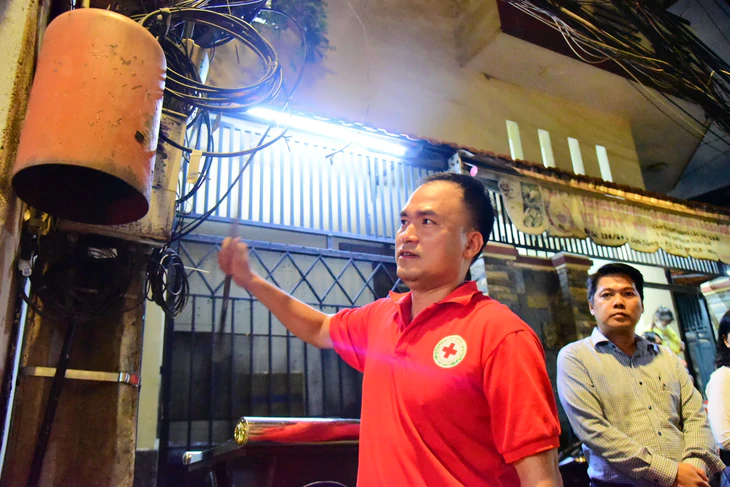 Cảnh sát phòng cháy chữa cháy diễn tập cứu người trong hẻm nhỏ nhiều khúc cua vào buổi tối ở TP.HCM - Ảnh 2.
