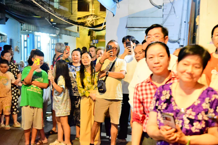 Cảnh sát phòng cháy chữa cháy diễn tập cứu người trong hẻm nhỏ nhiều khúc cua vào buổi tối ở TP.HCM - Ảnh 5.