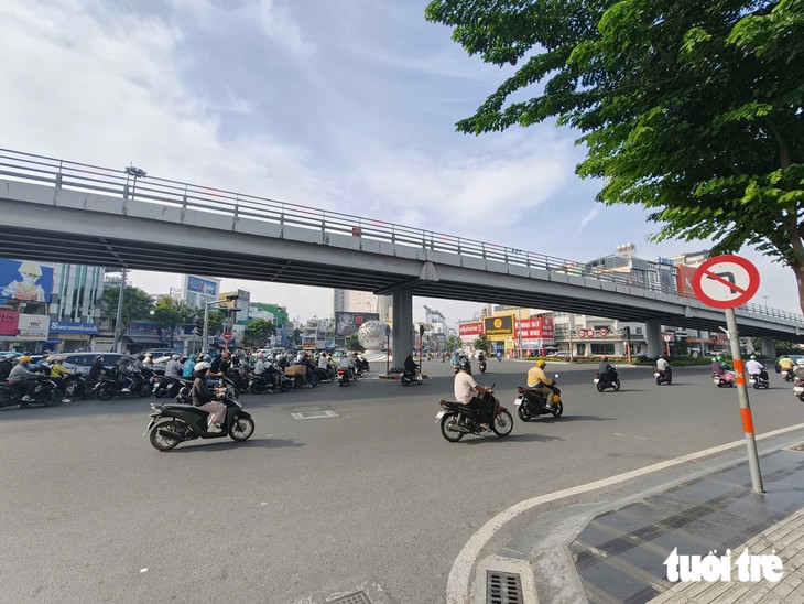 Sáng đầu tiên điều chỉnh giao thông quanh sân bay Tân Sơn Nhất, tình hình ổn định, thông thoáng - Ảnh 1.