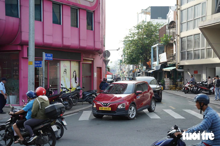 Sáng đầu tiên điều chỉnh giao thông quanh sân bay Tân Sơn Nhất, tình hình ổn định, thông thoáng - Ảnh 4.