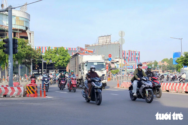 Sáng đầu tiên điều chỉnh giao thông quanh sân bay Tân Sơn Nhất, tình hình ổn định, thông thoáng - Ảnh 5.