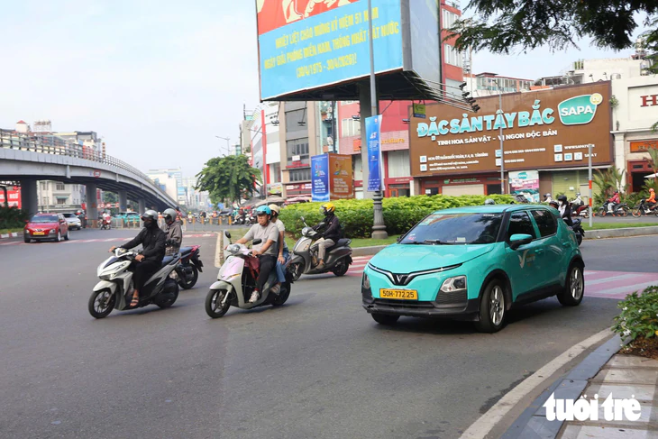 Sáng đầu tiên điều chỉnh giao thông quanh sân bay Tân Sơn Nhất, tình hình ổn định, thông thoáng - Ảnh 7.